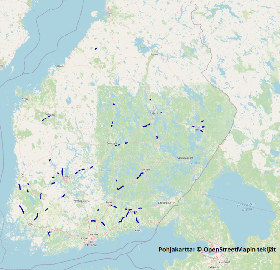 Suomen kartalla kohtaamisonnettomuuskustannusten näkökulmasta kriittisimmät tieosuudet väylillä, joilla on 100 km/h nopeusrajoitus